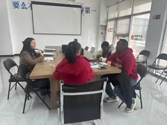 Πελάτης επισκέπτεται εργοστάσιο